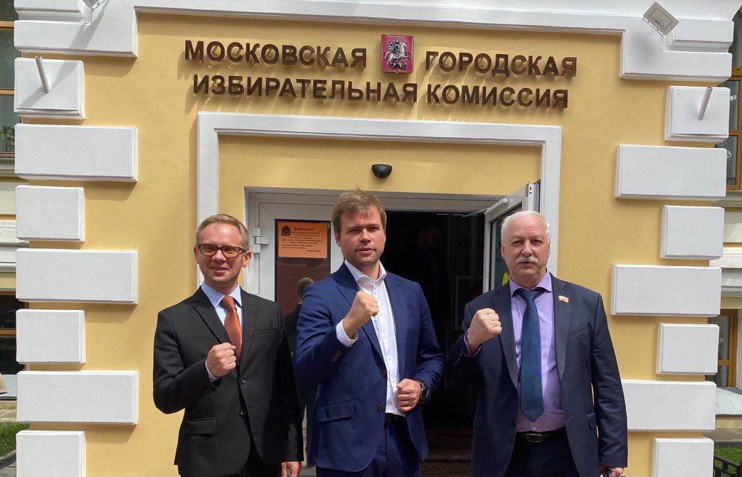 Леонид Зюганов подал в Московскую городскую избирательную комиссию документы на регистрацию кандидатом на пост мэра столицы.