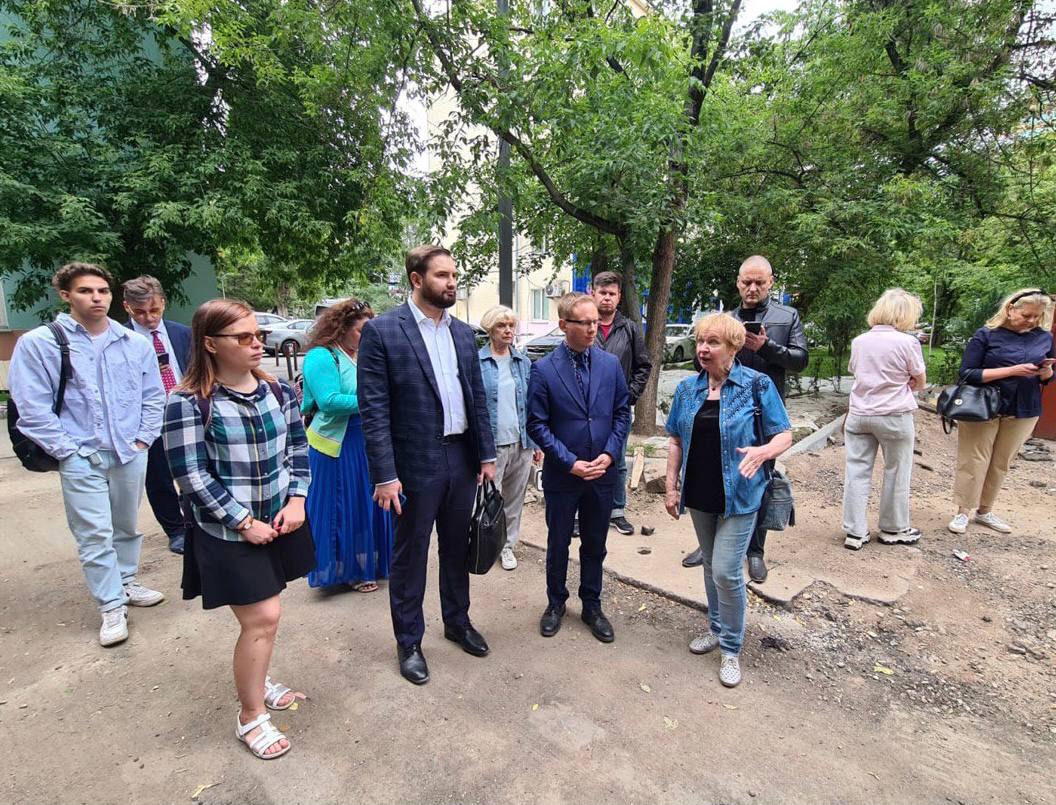По просьбам москвичей, объезжаем вместе с кандидатом на пост Мэра Москвы Леонидом Зюгановым, проблемные точки в разных районах столицы.