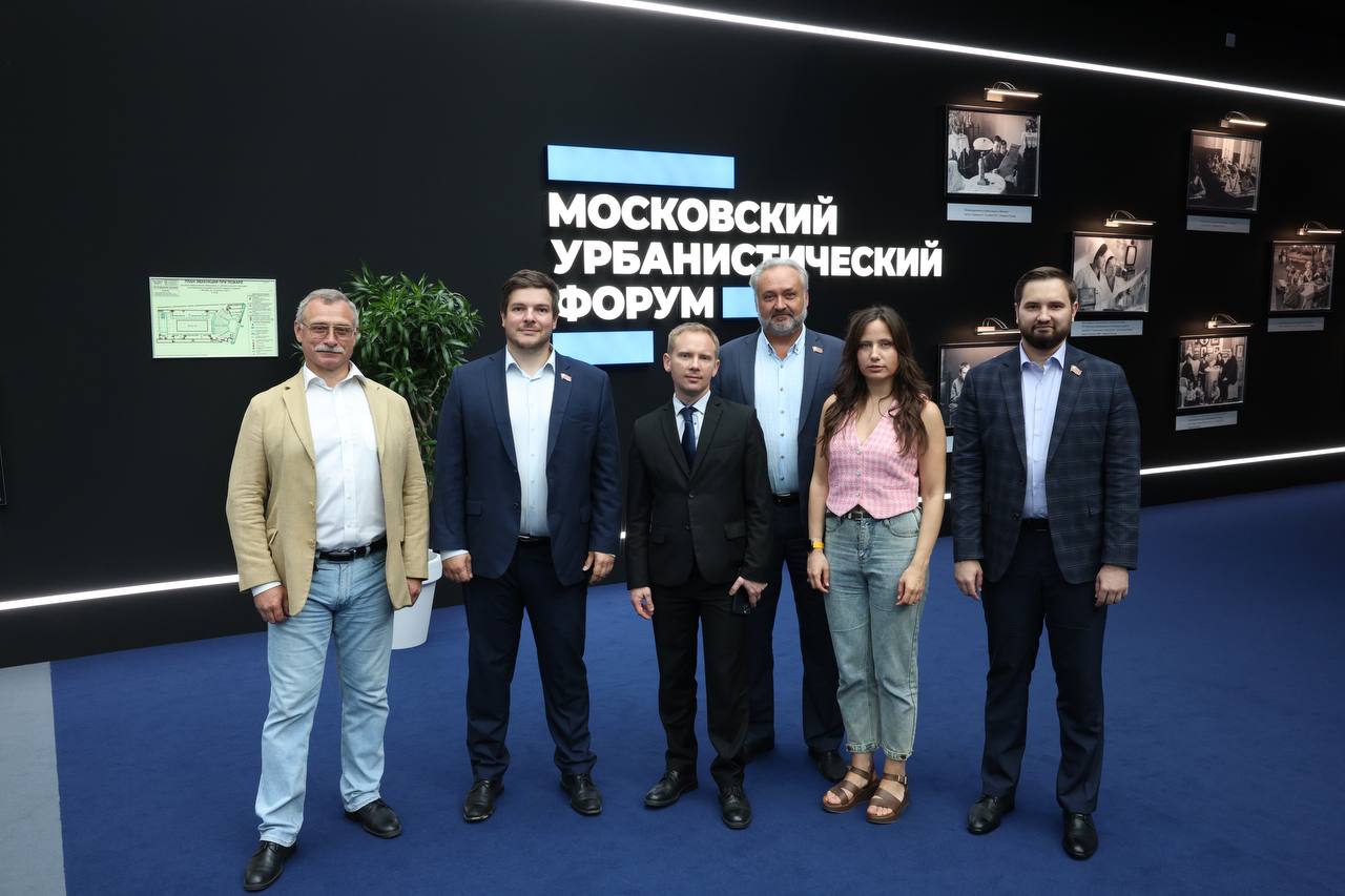 Совместно с коллегами-депутатами Мосгордумы посетили одну из площадок Московского Урбанистического форума в Гостином Дворе, посвящённую развитию столичного здравоохранения, социальной сферы и образования.