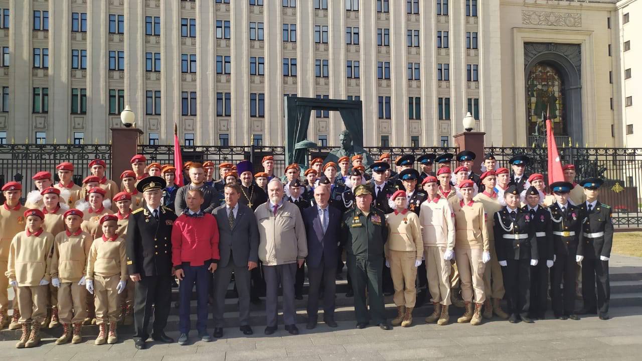 Сегодня  на Фрунзенской набережной провели патриотическую акцию «Памяти предков — будем достойны!».