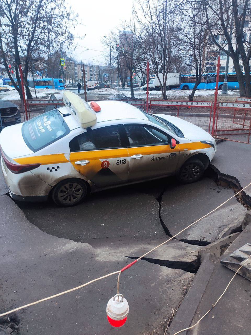 В Гольяново около дома 25/15 по Щелковскому шоссе произошёл провал грунта. Пострадал автомобиль такси